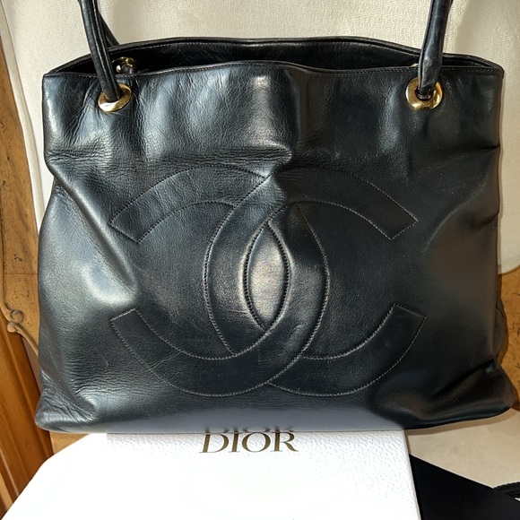 Chanel Authentic Vintage Leather Monogrammed CC leather handbag - Picture 3 of 17